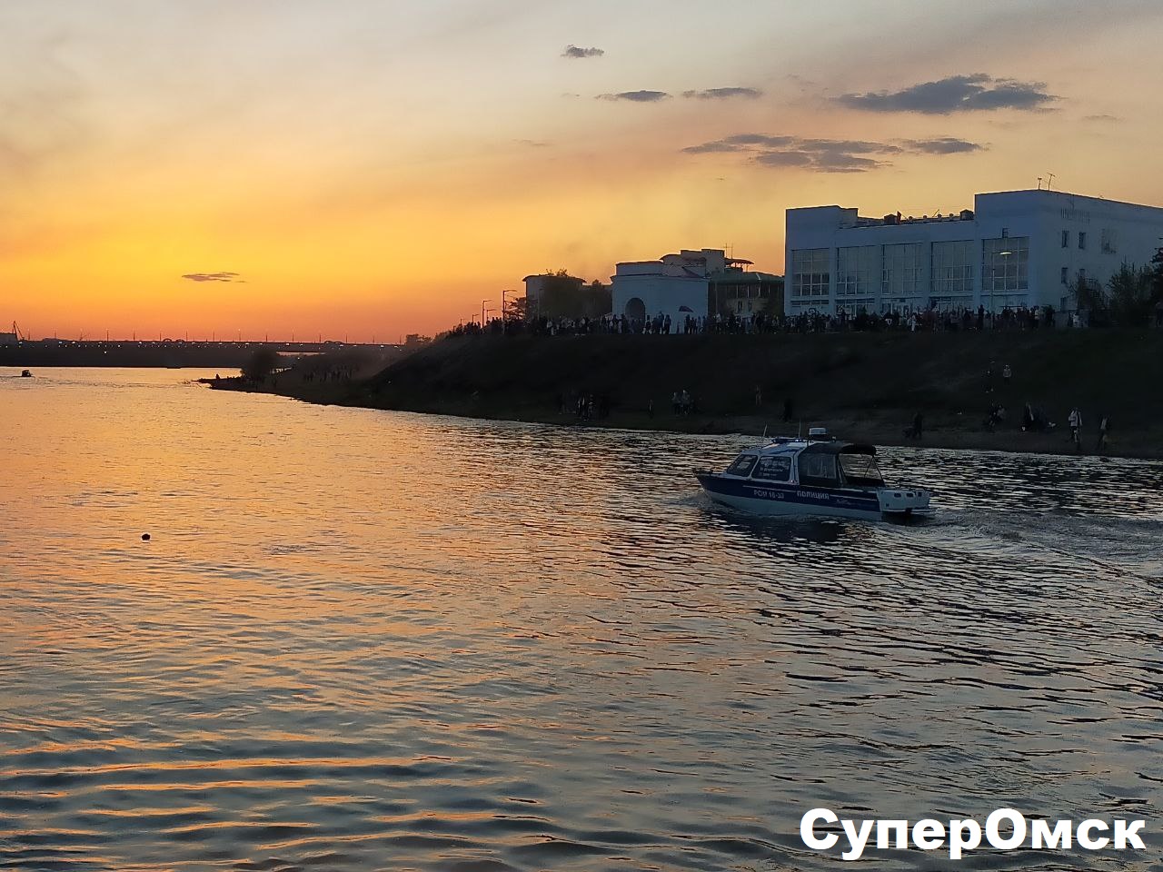 Салют на воде: как выглядел фейерверк с прогулочного теплохода в Омске Салют на воде: как выглядел фейерверк с прогулочного теплохода в Омске
