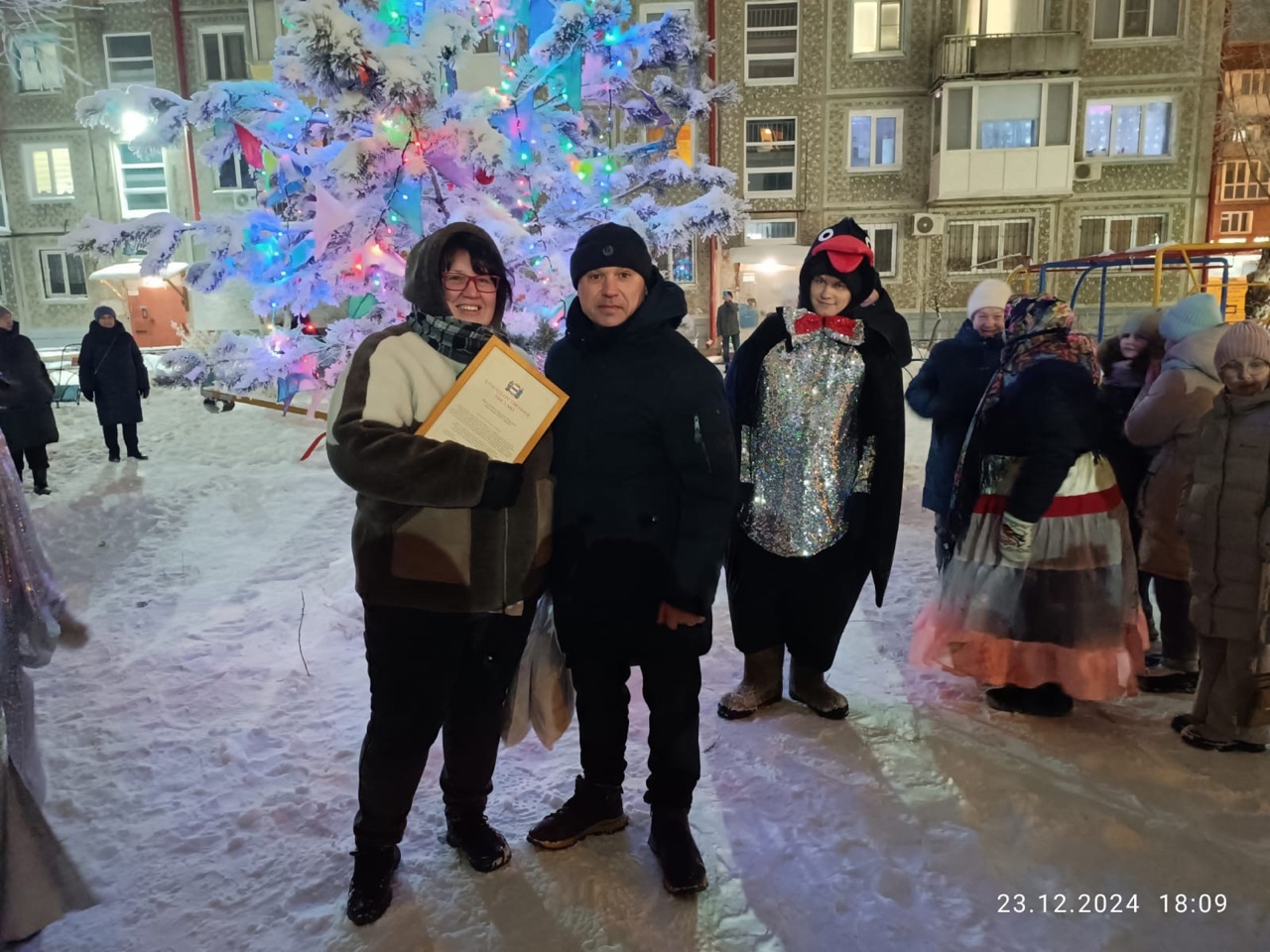 Юрий Козловский совместно с КТОСами Октябрьского округа поздравил омичей с наступающим 2025 годом