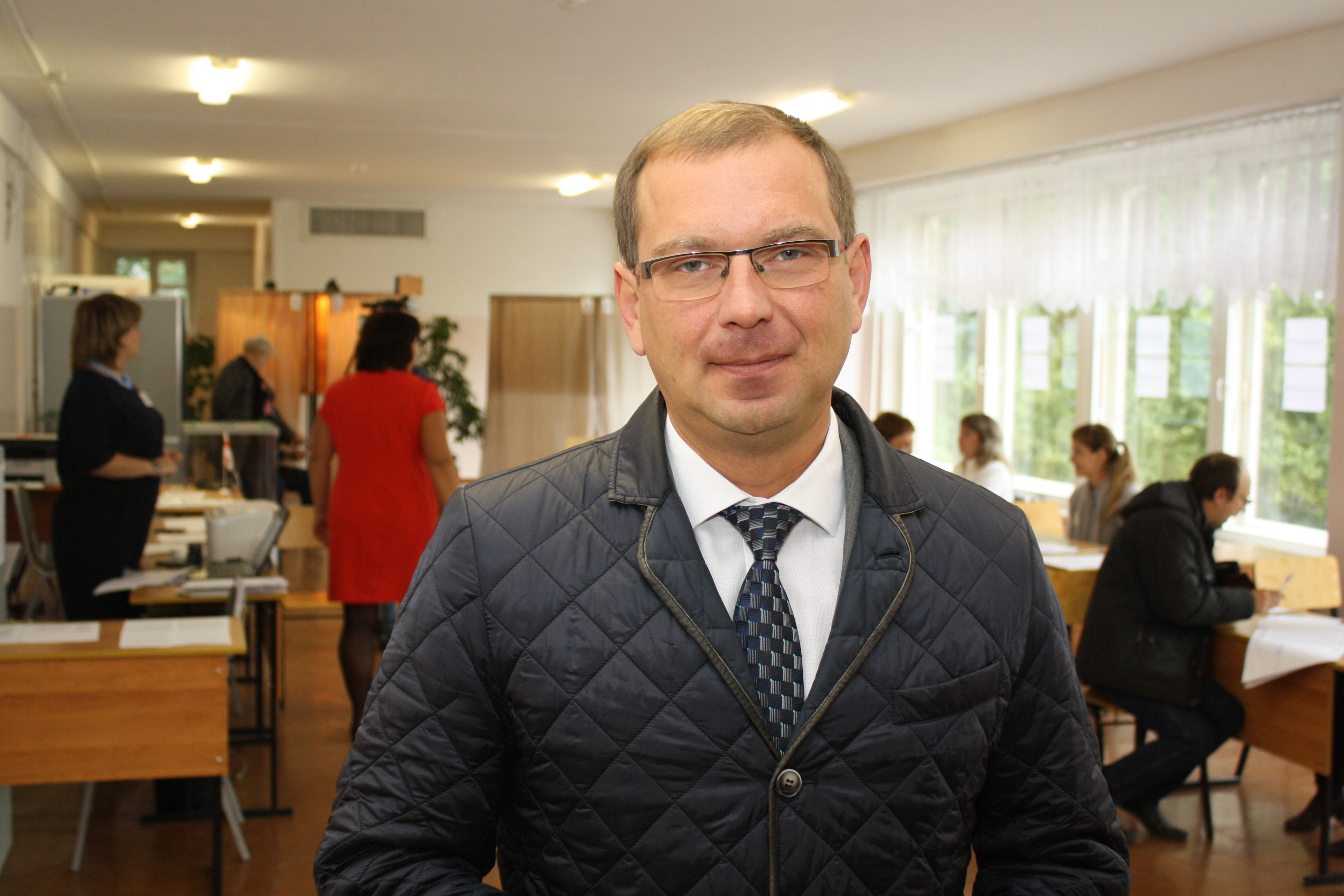 Дмитрий Сахань проверяет работу избирательных участков на седьмом округе Дмитрий Сахань проверяет работу избирательных участков на седьмом округе