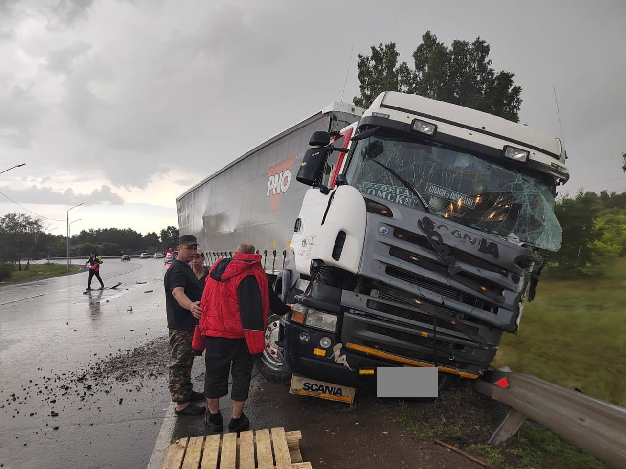 Появились кадры с места жуткого столкновения автобуса и большегруза в Омске Появились кадры с места жуткого столкновения автобуса и большегруза в Омске