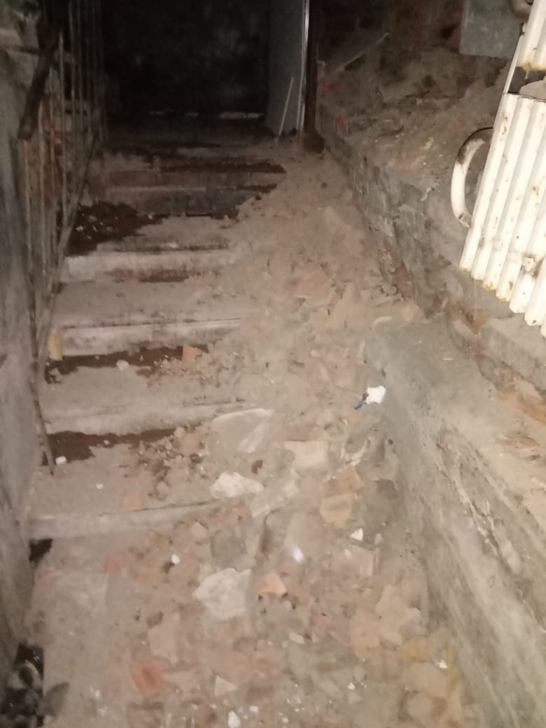 У рухнувшей трехэтажки в Омске расчищают вход У рухнувшей трехэтажки в Омске расчищают вход