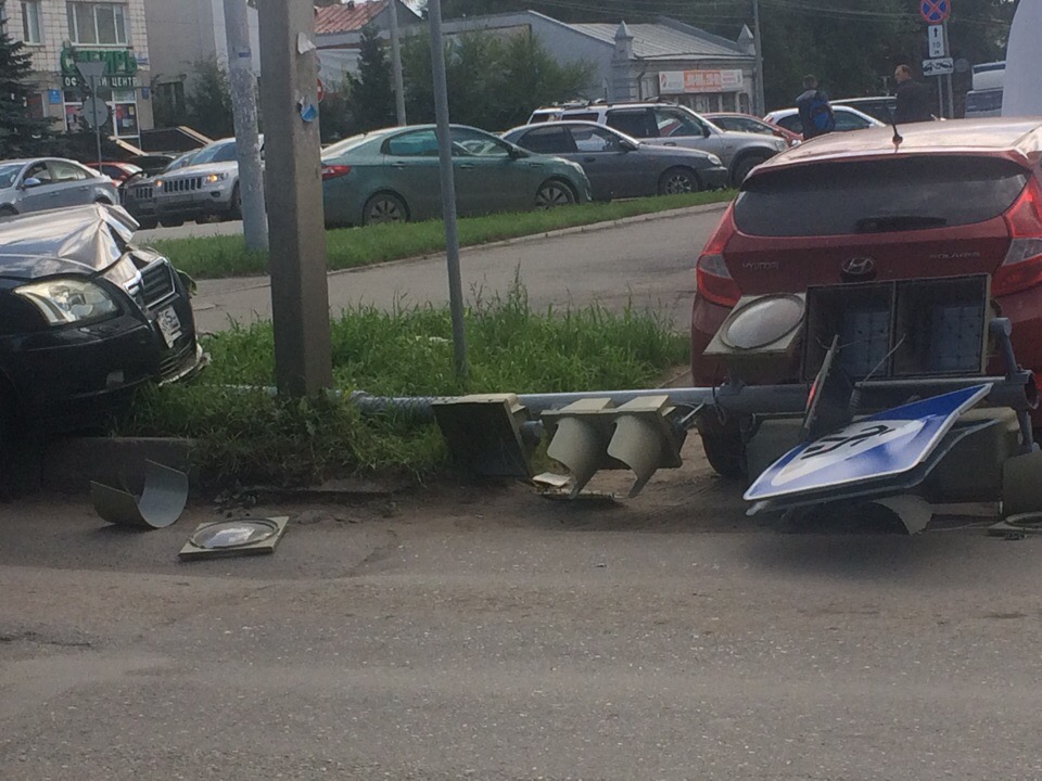 Омич протаранил светофор в центре города, пытаясь уйти от столкновения Омич протаранил светофор в центре города, пытаясь уйти от столкновения