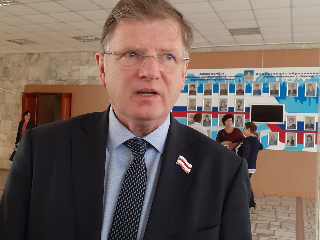 Омские депутаты заставили расчувствоваться омских пенсионеров, поздравляя их