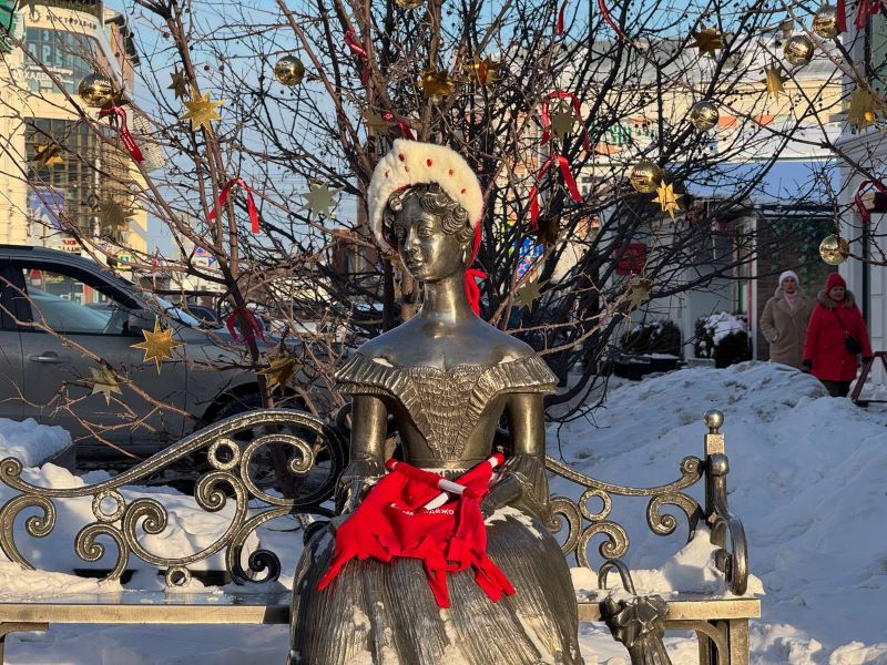 Культовые скульптуры Омска нарядили в новогоднем стиле. Показываем их фото Культовые скульптуры Омска нарядили в новогоднем стиле. Показываем их фото