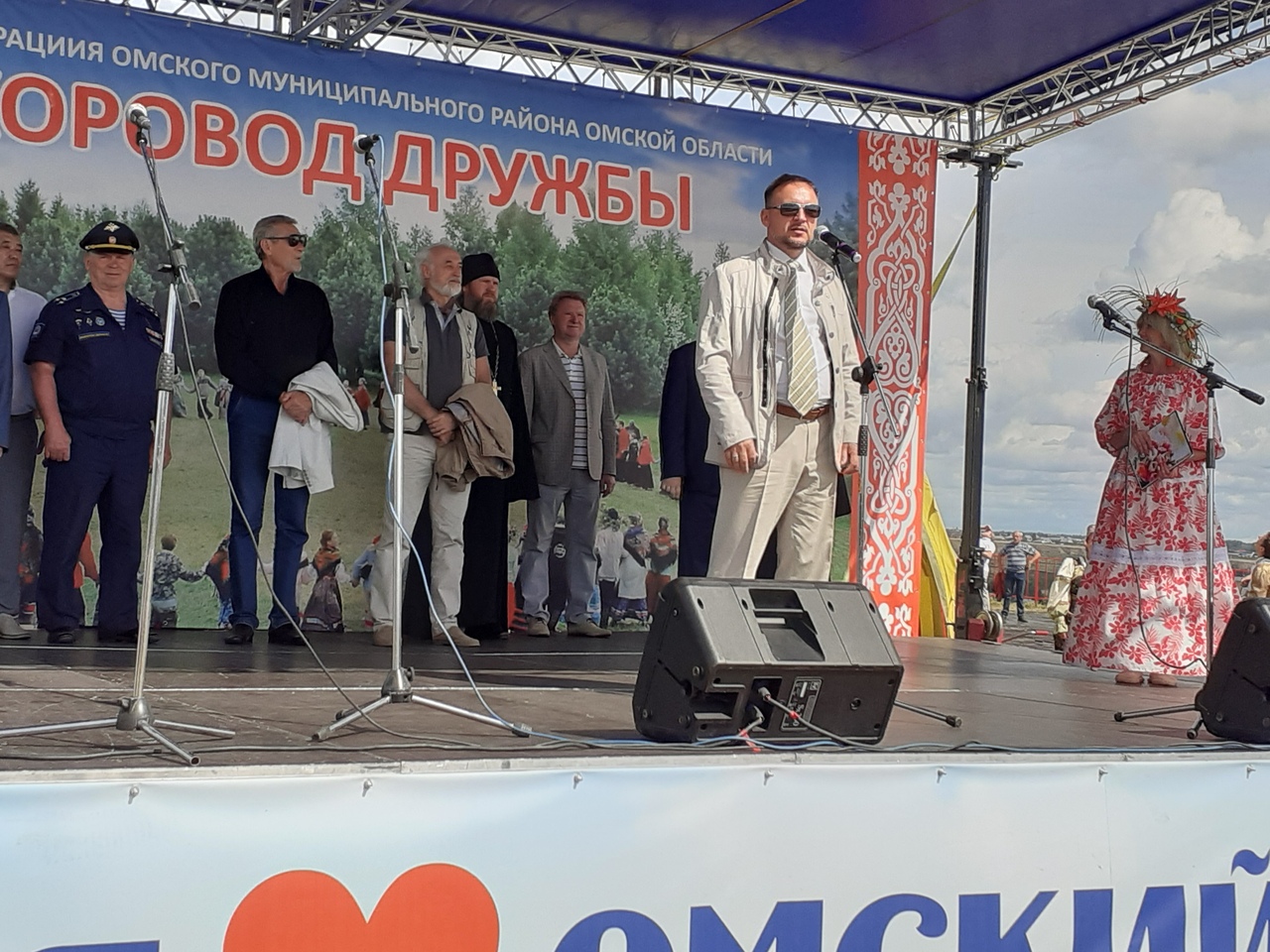 Долматов в сопровождении звезды фильма «Любовь и голуби» поздравил с юбилеем жителей Омского района Долматов в сопровождении звезды фильма «Любовь и голуби» поздравил с юбилеем жителей Омского района