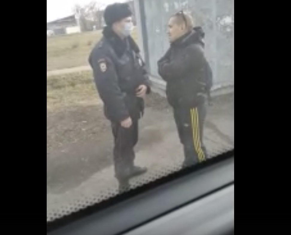 Началось: в Омске полицейские вывели из автобуса пассажира без маски Началось: в Омске полицейские вывели из автобуса пассажира без маски