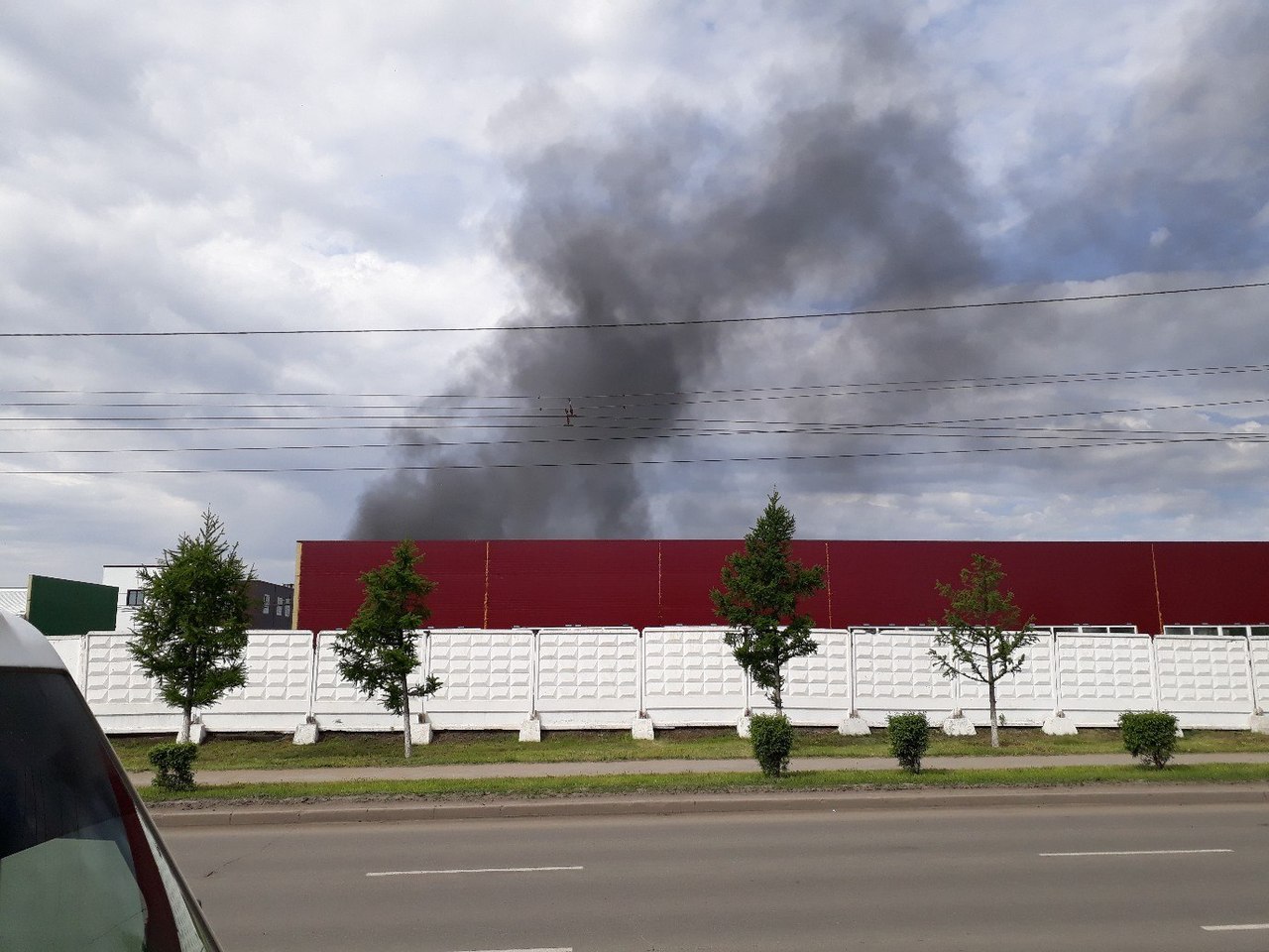 В омском Торговом городе полыхают шиномонтажка и СТО – ФОТО В омском Торговом городе полыхают шиномонтажка и СТО – ФОТО