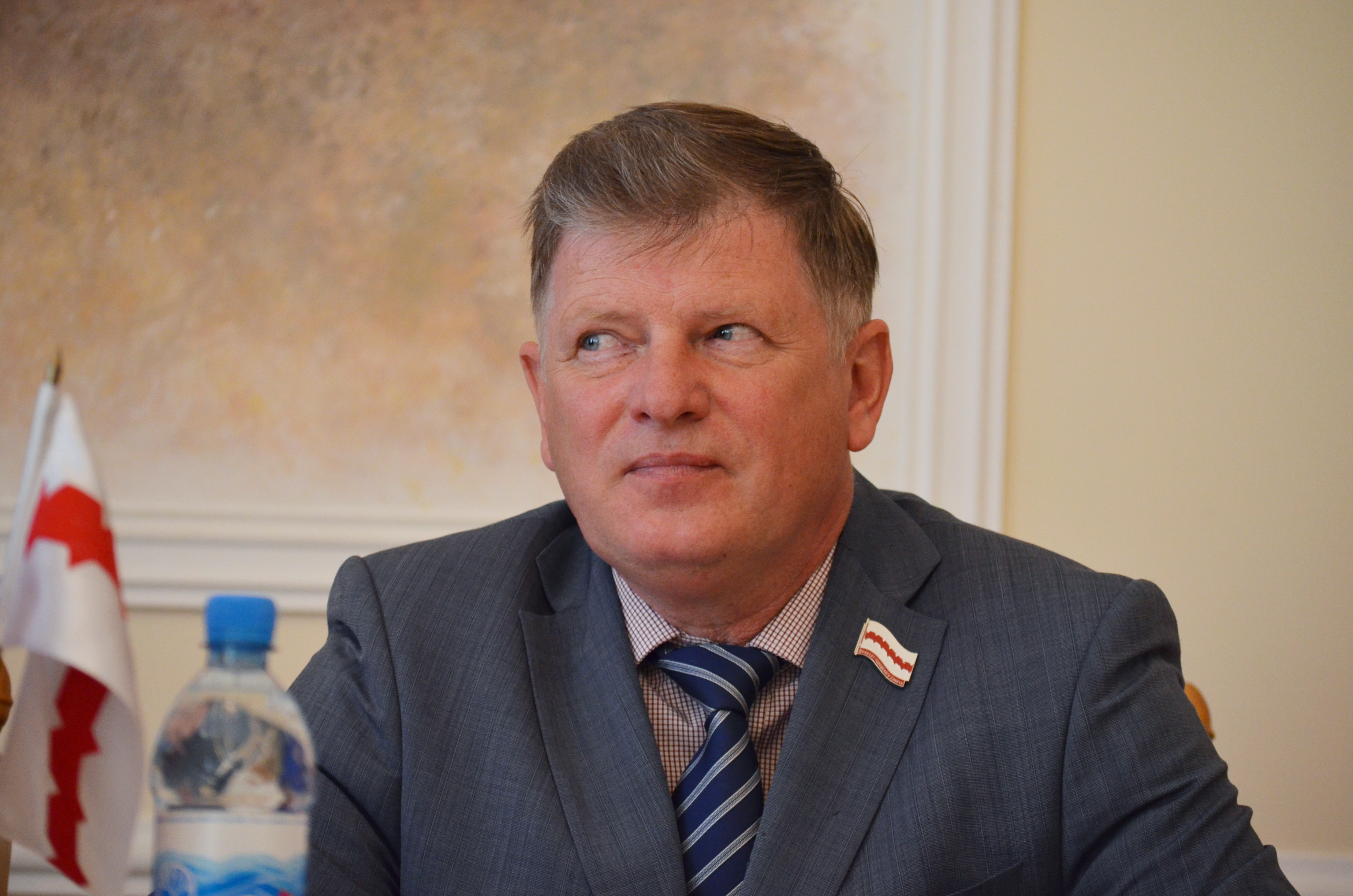 ир Корбут на вручении паспортов в горсовете Омска Владимир Корбут на вручении паспортов в горсовете Омска