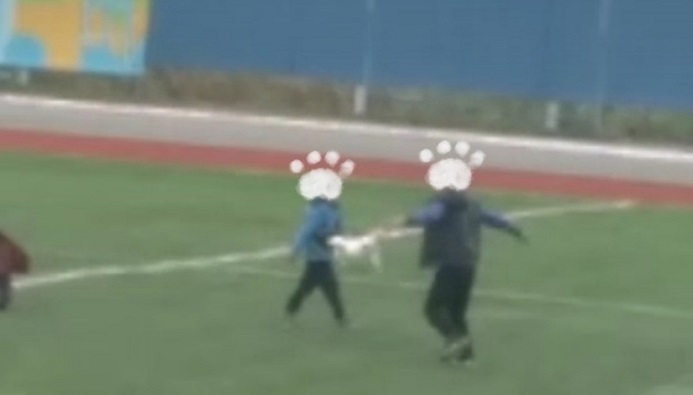 В Калачинске дети играли в футбол живым котом