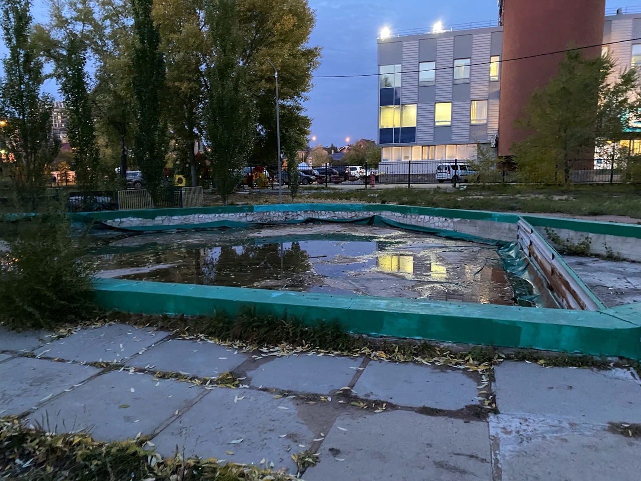 На «Зеленом острове» в Омске начали устанавливать новое колесо обозрения