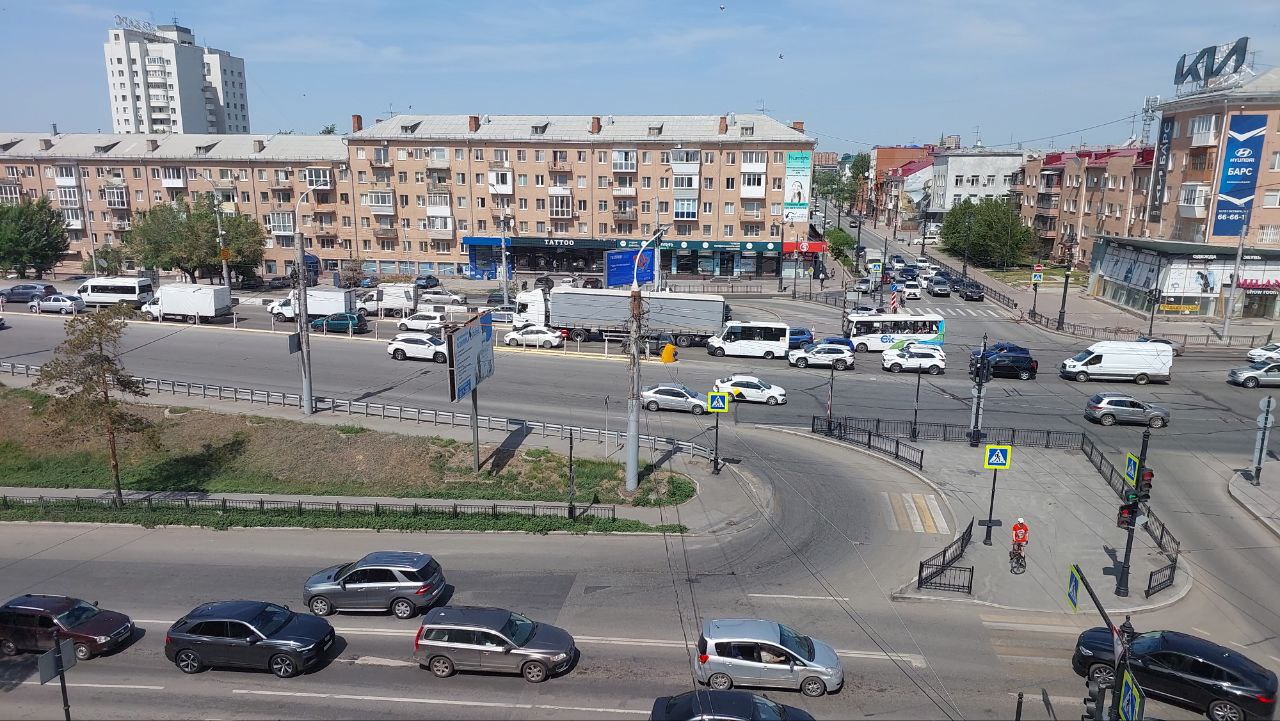 По Ленинградскому мосту в Омске, несмотря на запрет, продолжают ездить грузовики По Ленинградскому мосту в Омске, несмотря на запрет, продолжают ездить грузовики