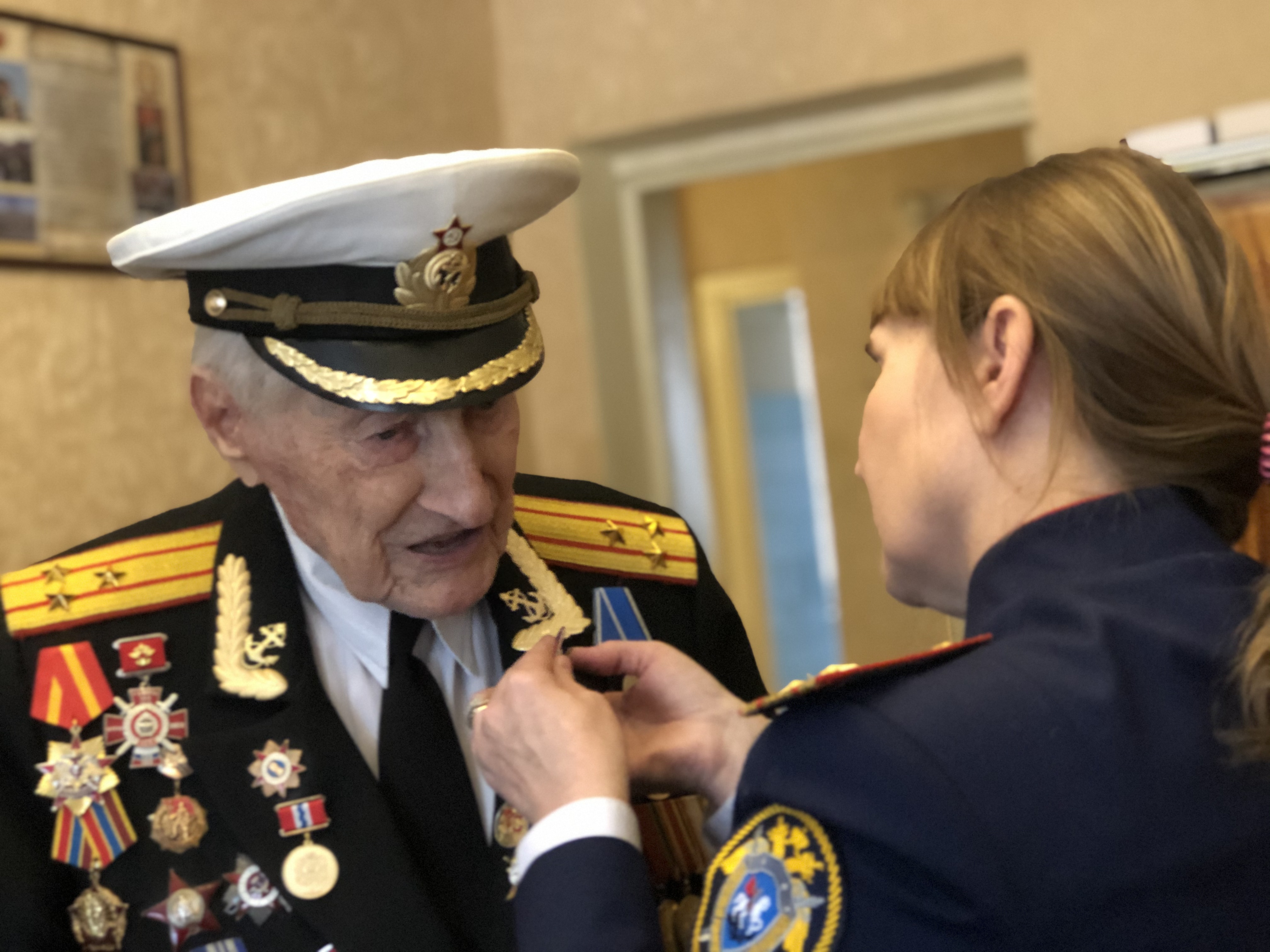 Омские следователи вручили 100-летнему ветерану 45-ю медаль Омские следователи вручили 100-летнему ветерану 45-ю медаль