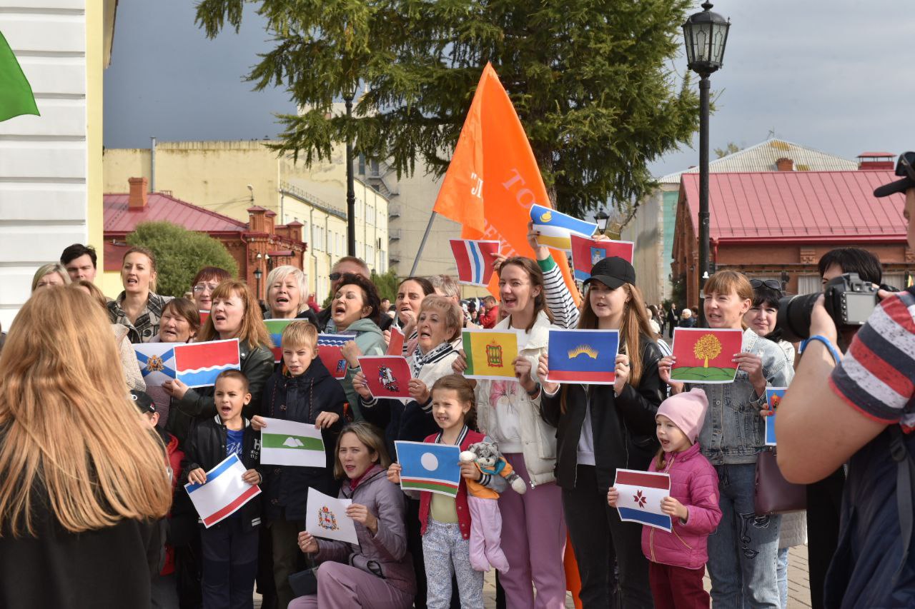 Омичи спели песню «Россия – это мы» в День воссоединения новых регионов с нашей страной Омичи спели песню «Россия – это мы» в День воссоединения новых регионов с нашей страной