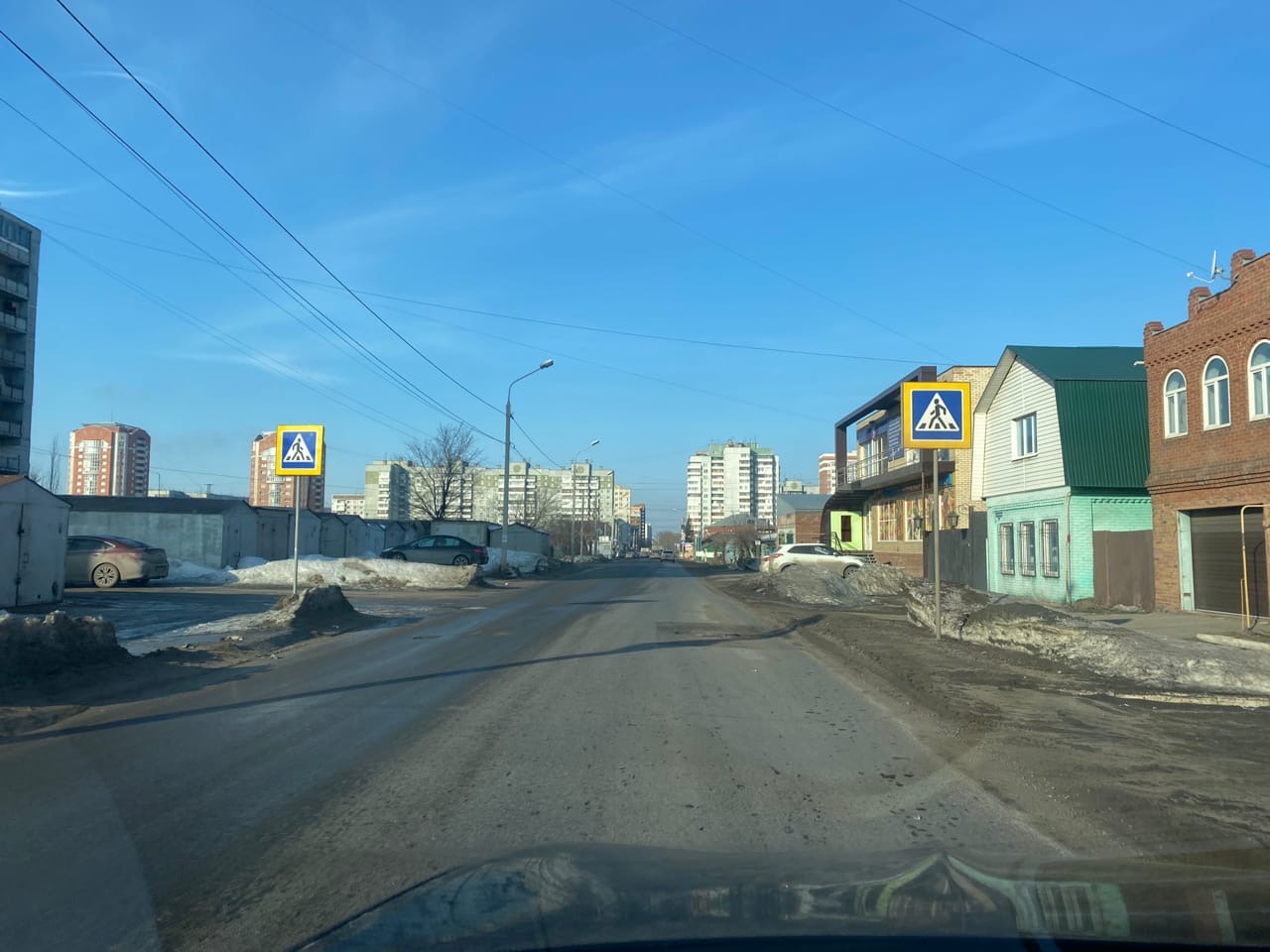 В Омске по соседству с нелегальной «зеброй» уже год не работает светофор, сделанный неизвестно кем В Омске по соседству с нелегальной «зеброй» уже год не работает светофор, сделанный неизвестно кем