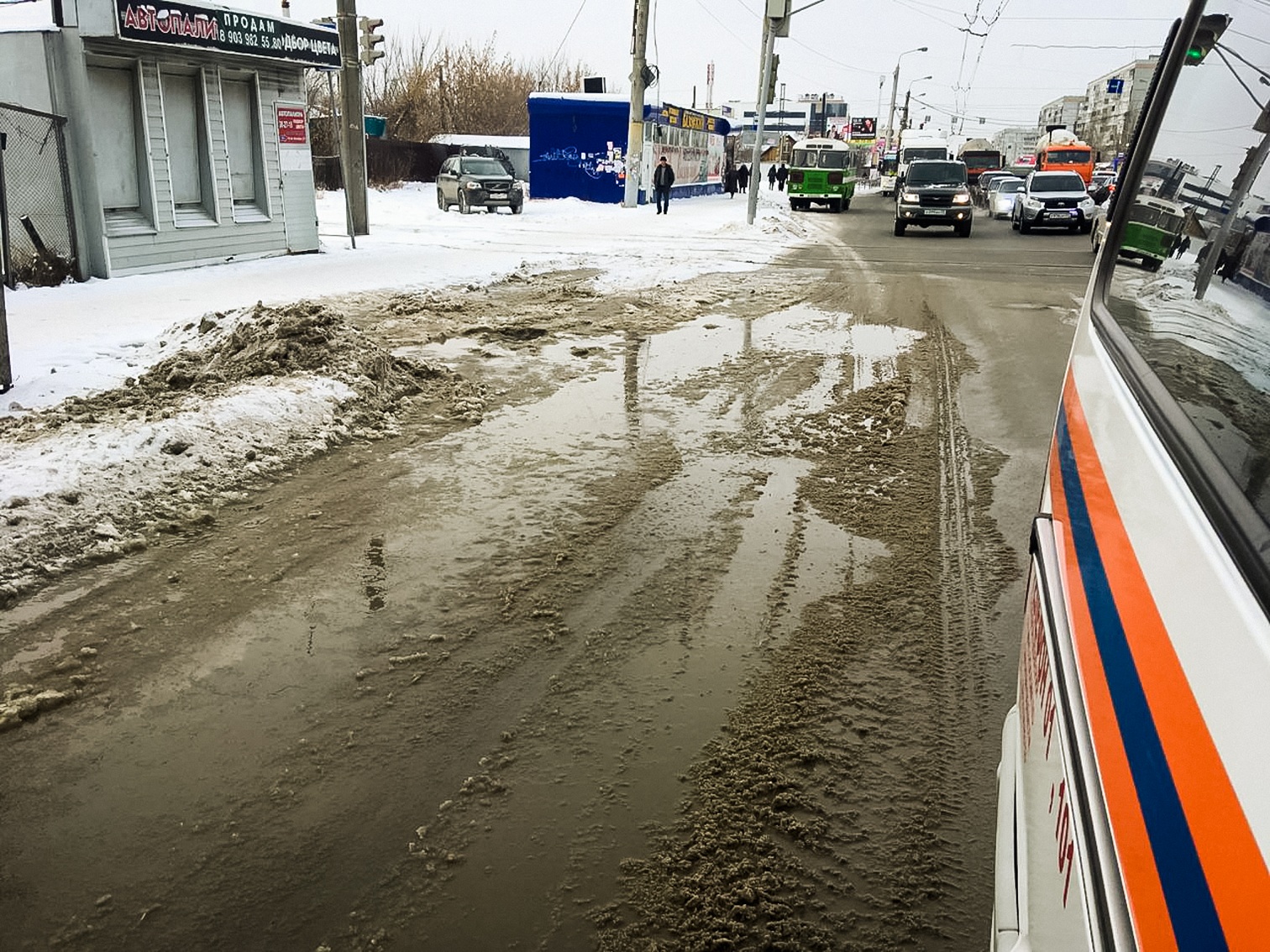 В центре Омска из-за порыва трубы затопило трамвайные рельсы и вход в школу В центре Омска из-за порыва трубы затопило трамвайные рельсы и вход в школу