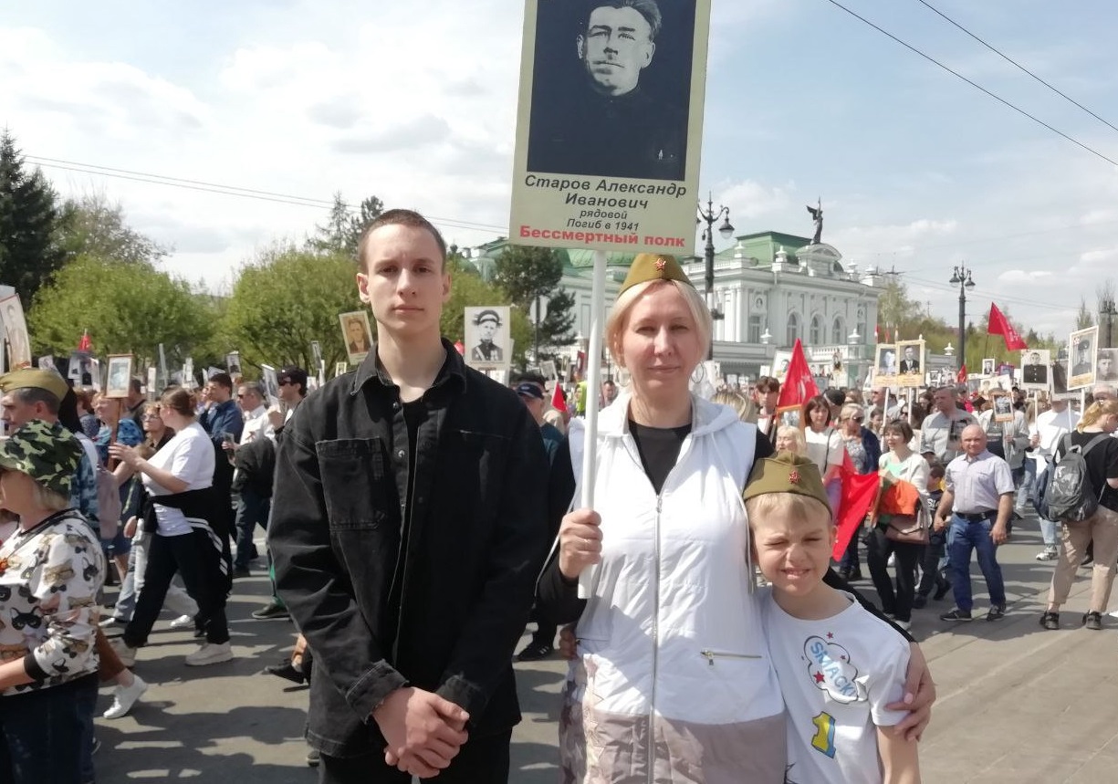 Омские единороссы почтили память родных – героев войны в шествии «Бессмертного полка» Омские единороссы почтили память родных – героев войны в шествии «Бессмертного полка»