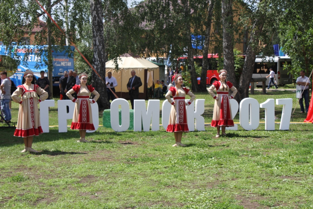 Неизвестная омичка покормила Назарова на «Агро-Омске 2017» Неизвестная омичка покормила Назарова на «Агро-Омске 2017»