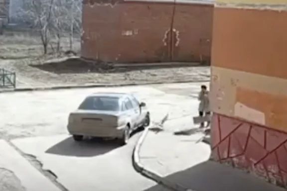 В Омске бабушку чуть не убило выброшенной сверху тумбочкой В Омске бабушку чуть не убило выброшенной сверху тумбочкой