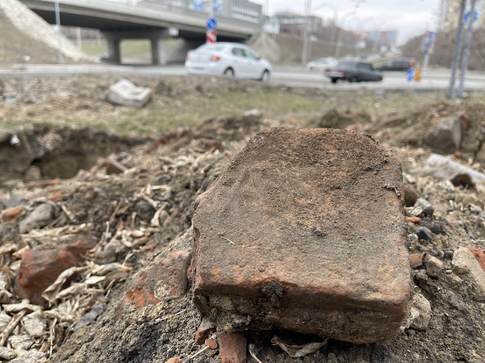 В центре Омска из-под земли показалась часть истории прошлых веков В центре Омска из-под земли показалась часть истории прошлых веков
