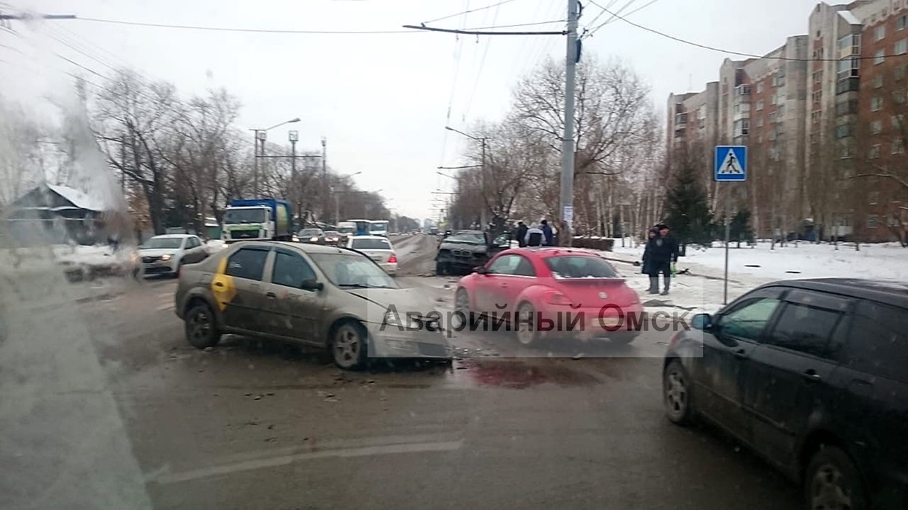 В Омске таксист превратил в хлам дорогой внедорожник В Омске таксист превратил в хлам дорогой внедорожник