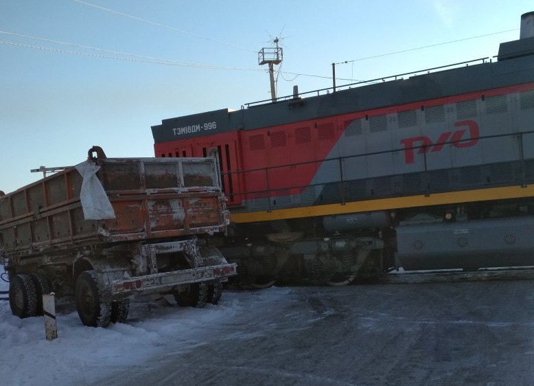 В Омске тепловоз въехал в КамАЗ на переезде – фото В Омске тепловоз въехал в КамАЗ на переезде – фото
