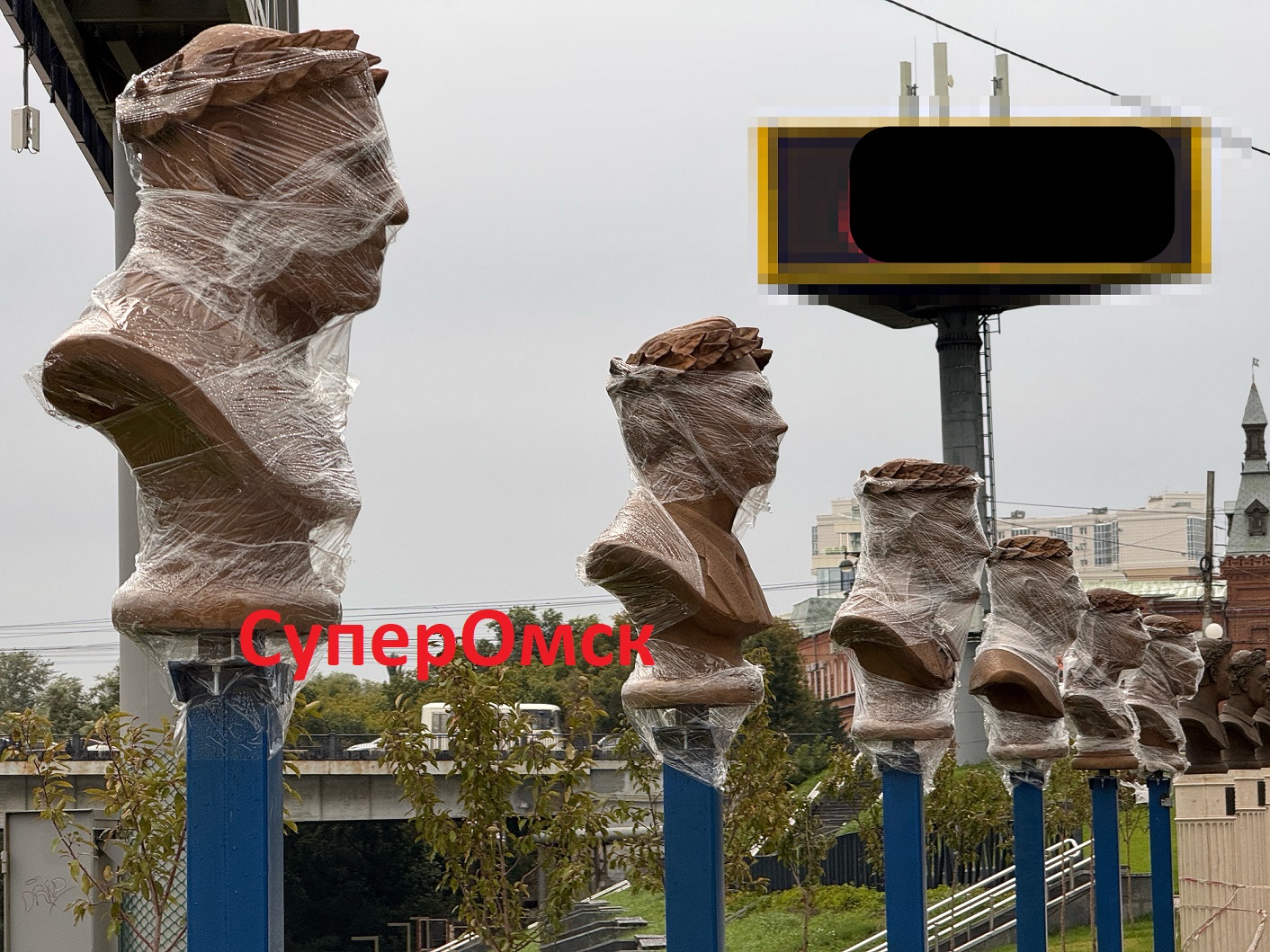 На аллее олимпийцев в Омске установили скульптуры без имен и с лицами в пленке На аллее олимпийцев в Омске установили скульптуры без имен и с лицами в пленке