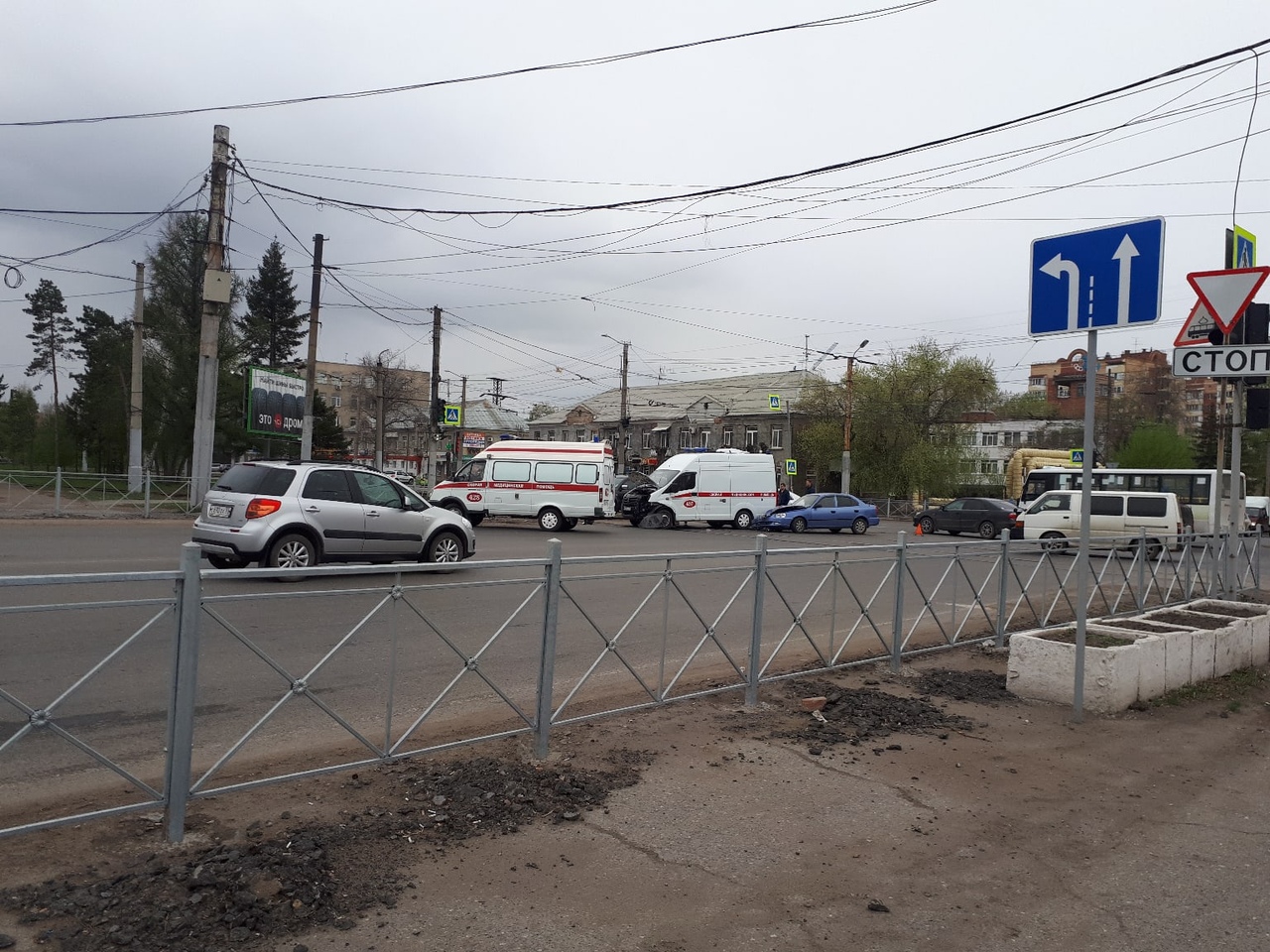 В Омске иномарка протаранила автомобиль скорой помощи: пострадал фельдшер – фото с места