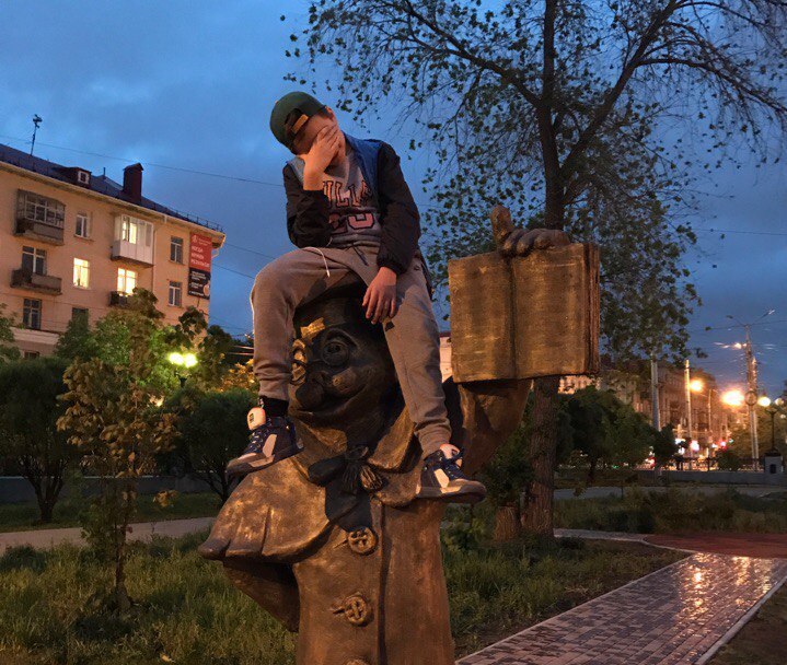 Ученого кота в Омске используют в качестве стула Ученого кота в Омске используют в качестве стула