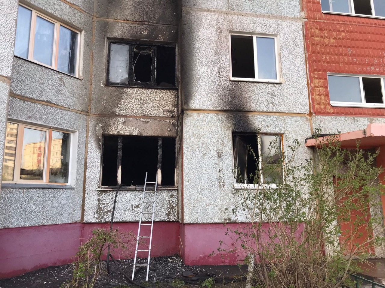 В Омске после празднования Дня Победы загорелась жилая многоэтажка В Омске после празднования Дня Победы загорелась жилая многоэтажка