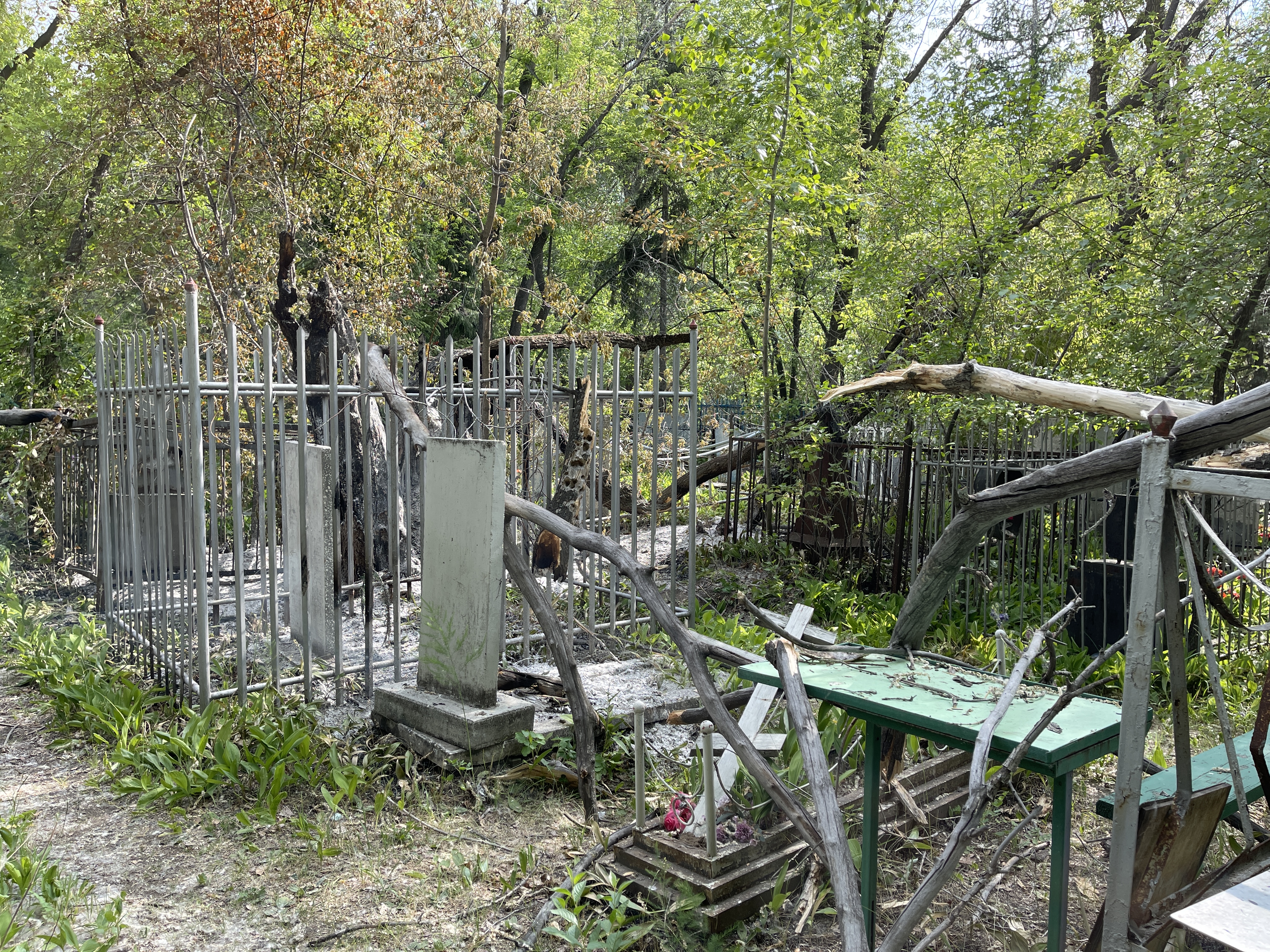 В Омске после пожара на кладбище появились безымянные могилы