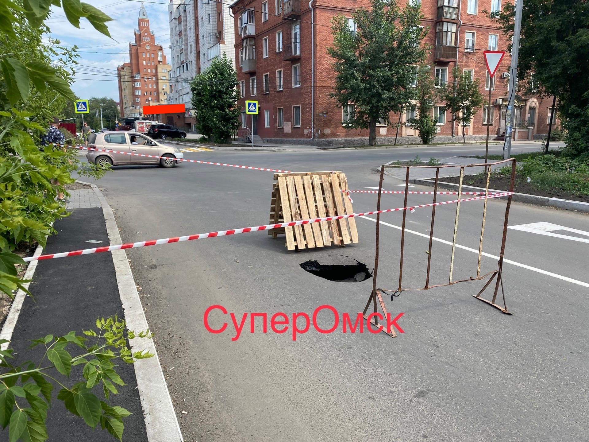 Новая дорога в центре Омска обвалилась после сдачи