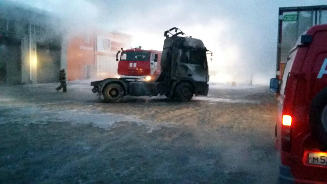 Под Омском 17 человек тушат горящую СТО - ФОТО Под Омском 17 человек тушат горящую СТО - ФОТО