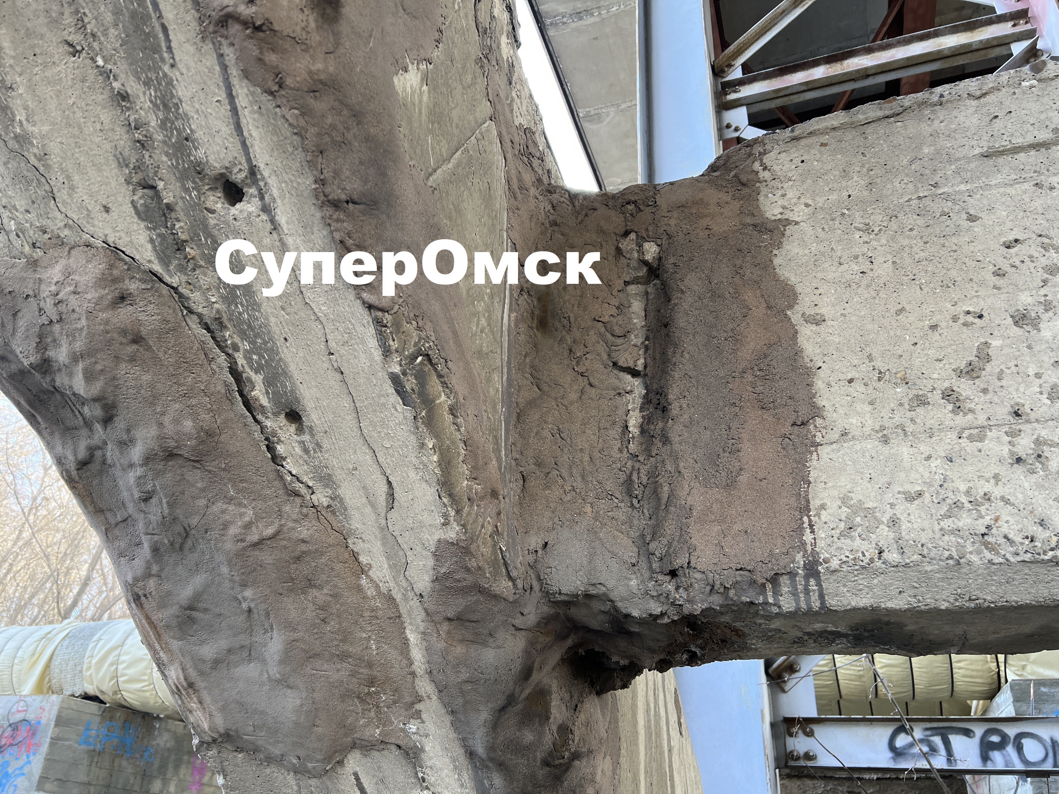 У Горбатого моста в Омске треснула опорная арка У Горбатого моста в Омске треснула опорная арка