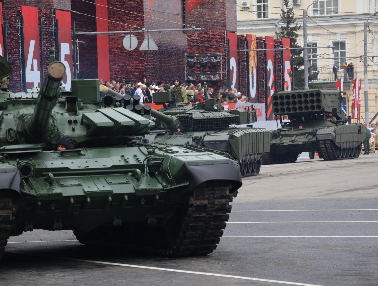 На параде в Омске прошла техника Красной площади На параде в Омске прошла техника Красной площади