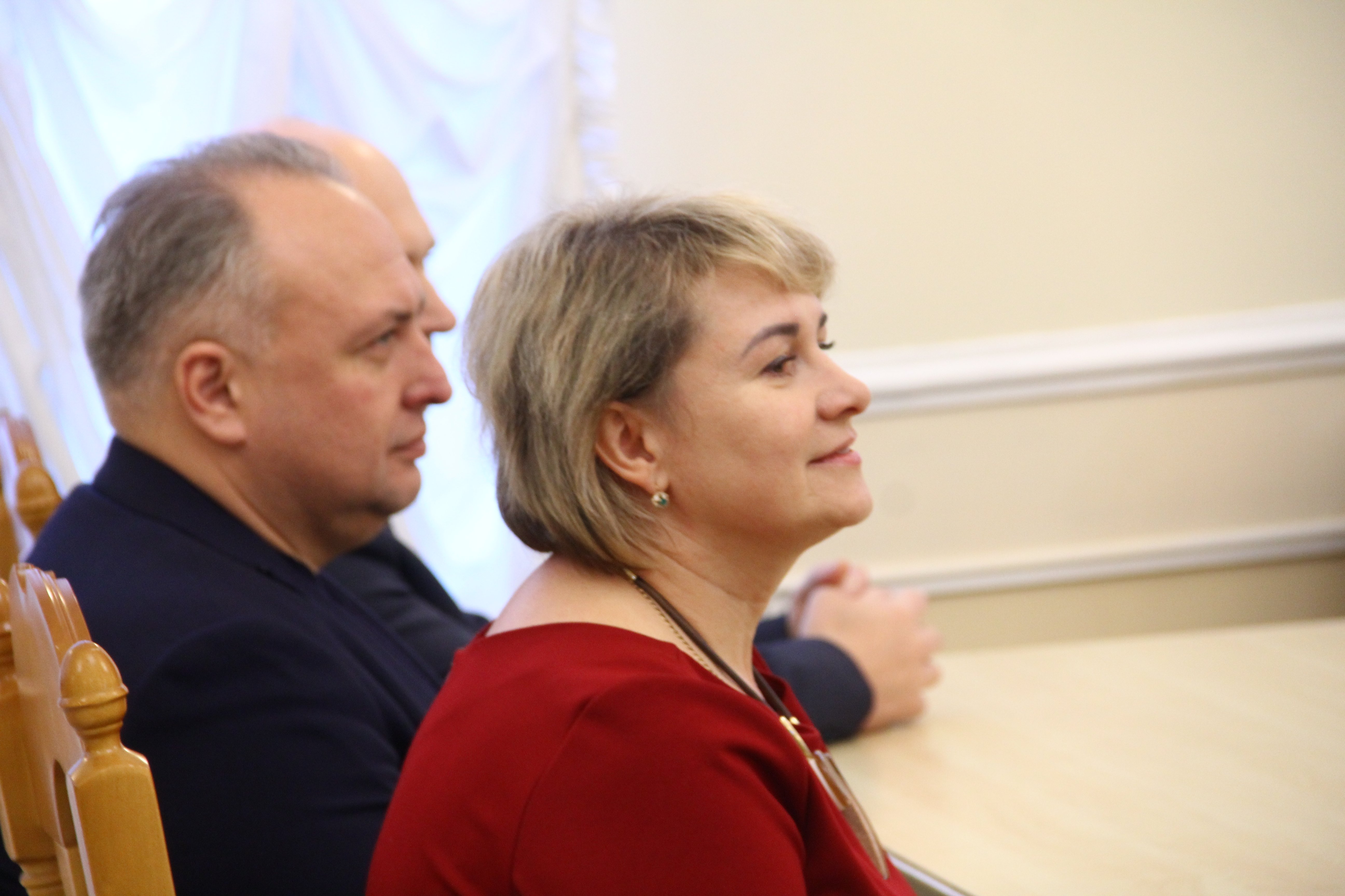 В горсовете Омска внесли имена лучших педагогов в Книгу почета – фото В горсовете Омска внесли имена лучших педагогов в Книгу почета – фото