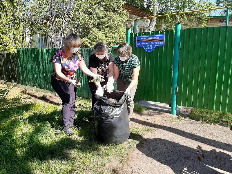Волонтеры Омского района провели уборку во дворах у ветеранов Волонтеры Омского района провели уборку во дворах у ветеранов