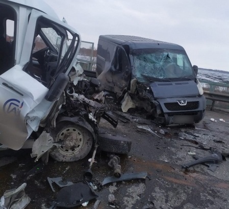На одной омской дороге рядом друг с другом произошли крупные аварии На одной омской дороге рядом друг с другом произошли крупные аварии