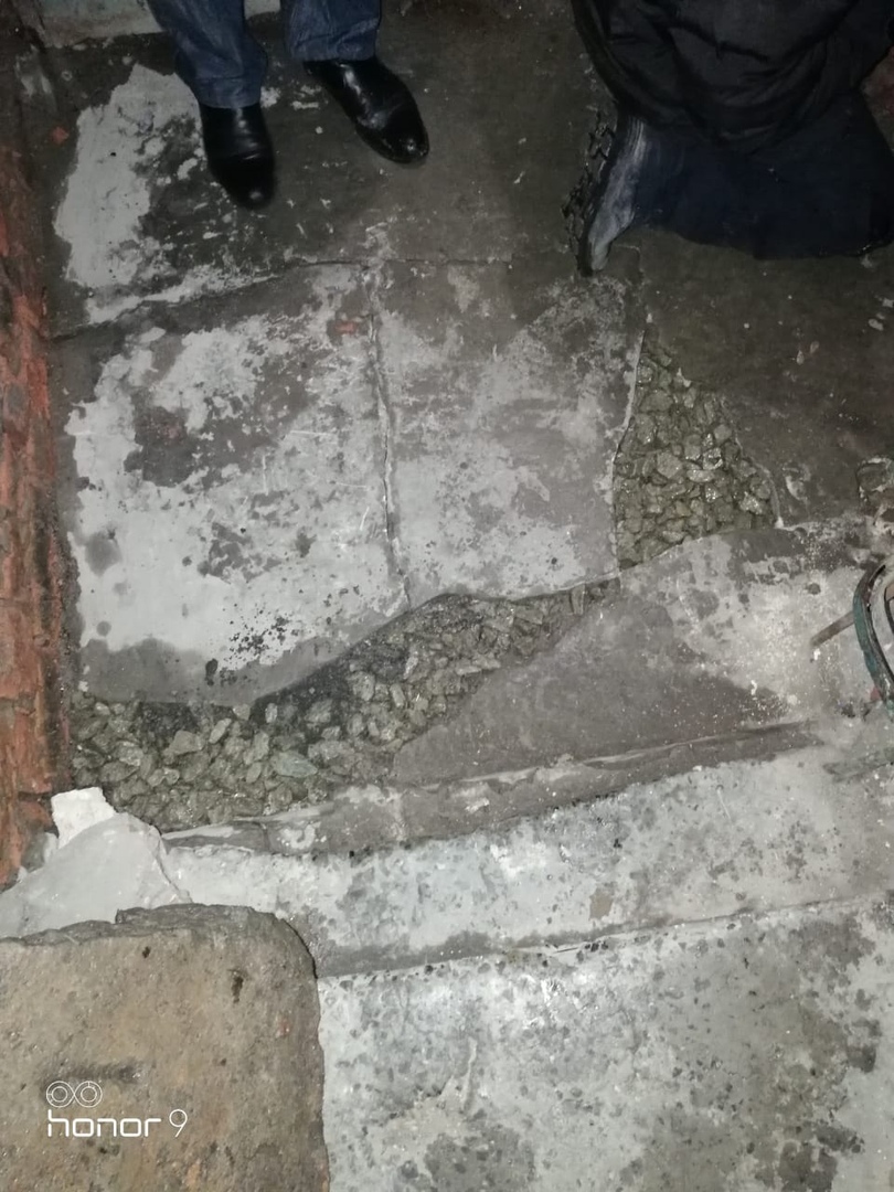 В Омске УК оперативно устранила дыру в полу подъезда после жалоб жильцов в соцсетях В Омске УК оперативно устранила дыру в полу подъезда после жалоб жильцов в соцсетях
