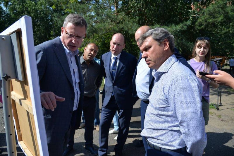 Омский губернатор Бурков посетил площадку будущего строительства новой поликлиники в поселке Восточный