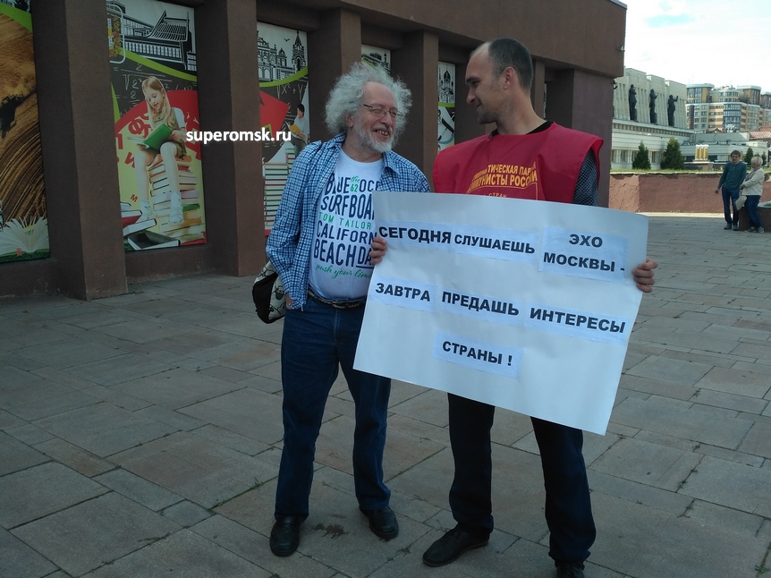 Венедиктов в Омске сфотографировался с пикетчиком-коммунистом Венедиктов в Омске сфотографировался с пикетчиком-коммунистом