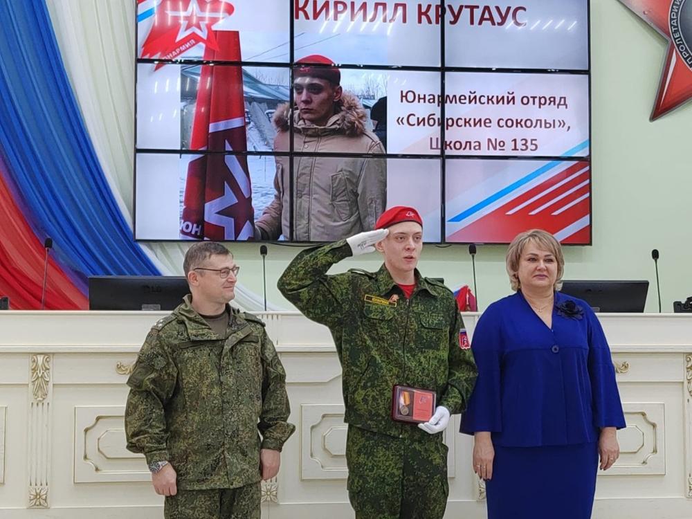 Военнослужащие вручили омским школьникам медали