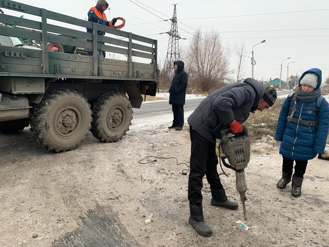 Появились видео и подробности спасения собаки, застрявшей в трубе в Старом Кировске Омска Появились видео и подробности спасения собаки, застрявшей в трубе в Старом Кировске Омска