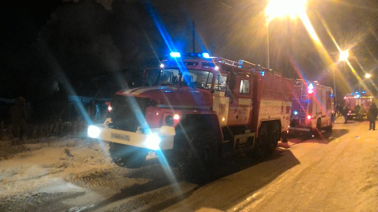 Масштабный пожар в частном доме Омска тушили 50 спасателей Масштабный пожар в частном доме Омска тушили 50 спасателей