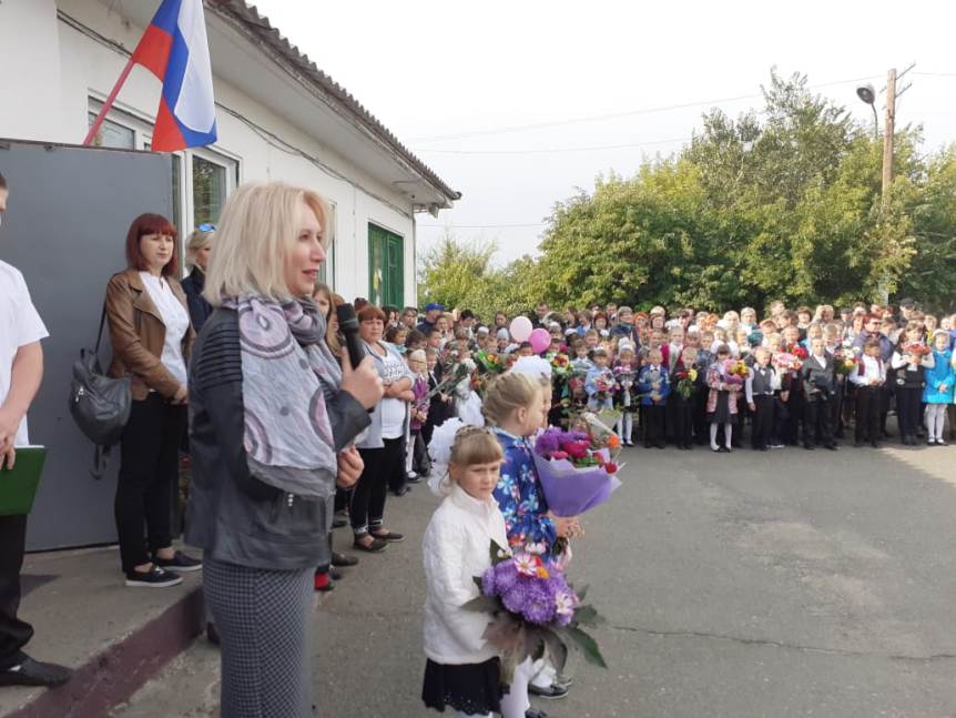 Сопредседатель «Оплота» поздравила с Днем знаний первоклассников в поселке Николаевка Сопредседатель «Оплота» поздравила с Днем знаний первоклассников в поселке Николаевка