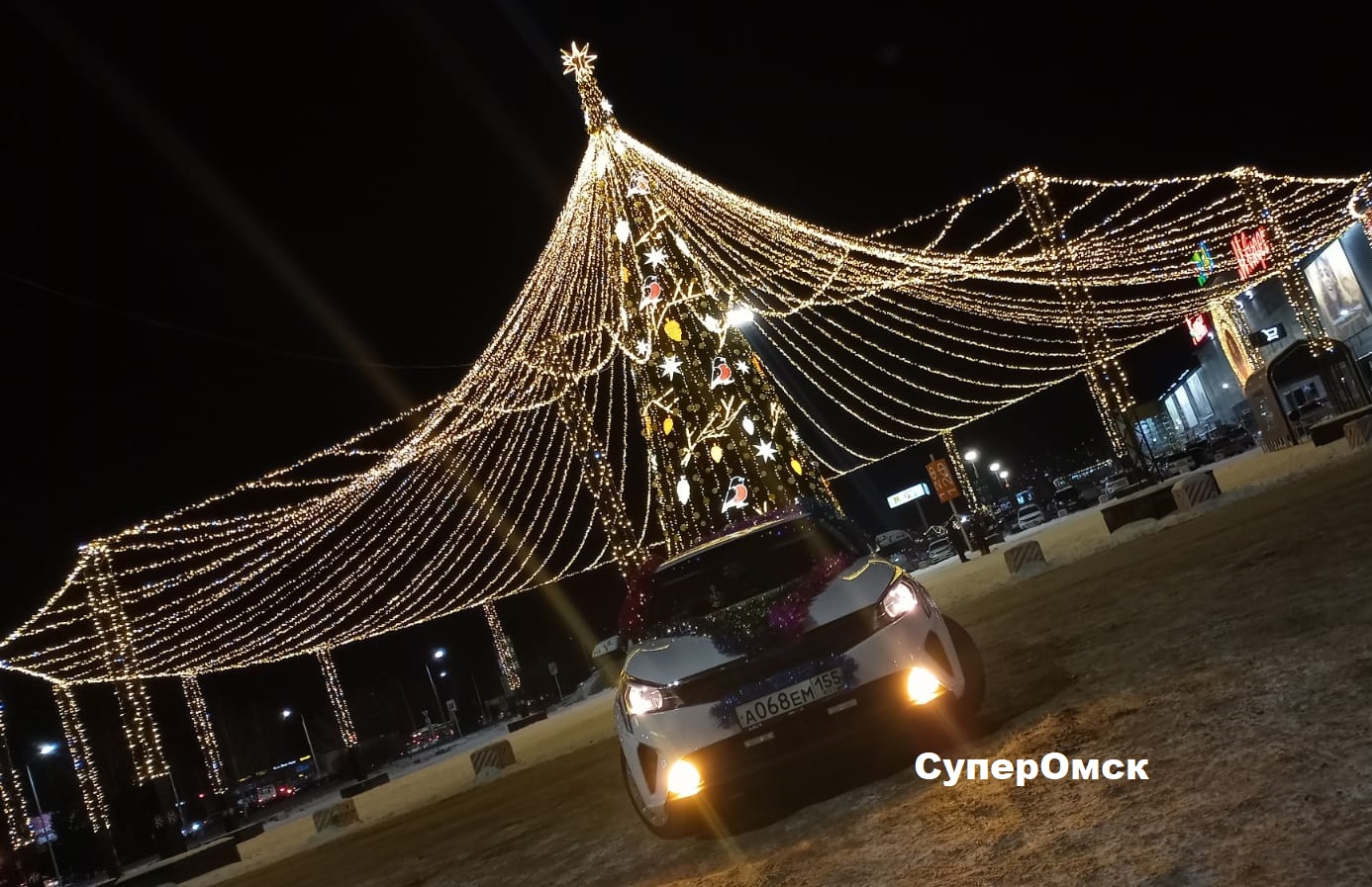 В Омске таксист-Дед Мороз радует пассажиров вопреки недовольству ГИБДД В Омске таксист-Дед Мороз радует пассажиров вопреки недовольству ГИБДД