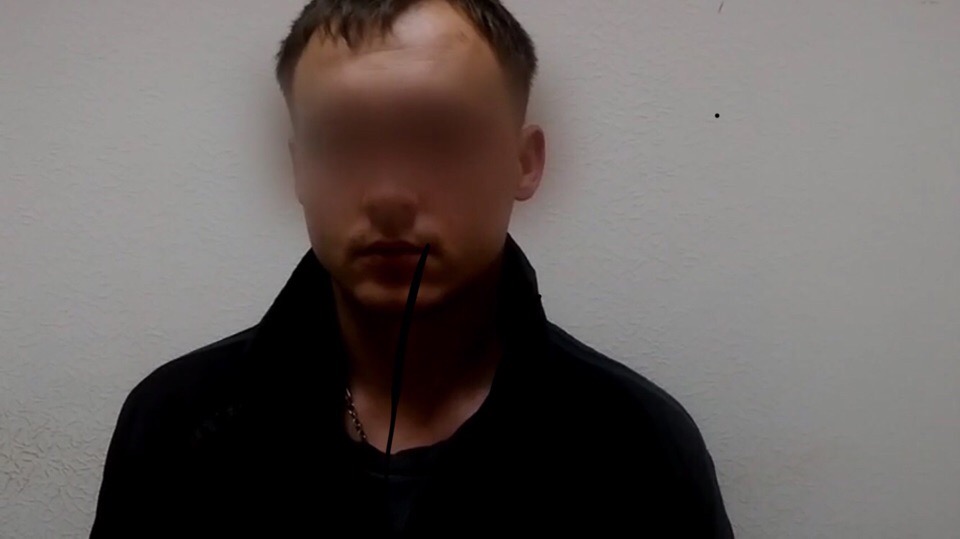 В Омске родственники «сдали» полиции омича, сломавшего скульптуру Городового в центре города В Омске родственники «сдали» полиции омича, сломавшего скульптуру Городового в центре города