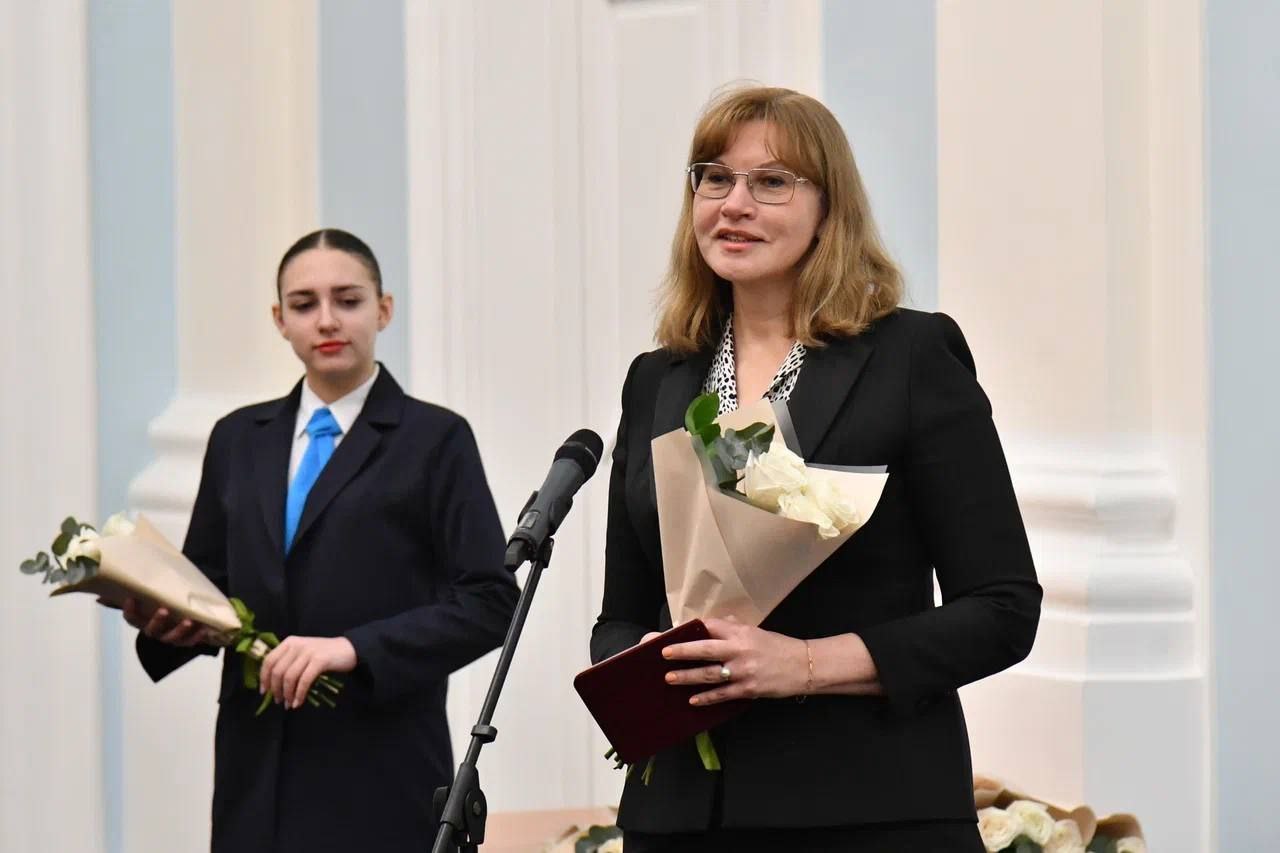 Виталий Хоценко одарил отличившихся омичек перед 8 Марта Виталий Хоценко одарил отличившихся омичек перед 8 Марта