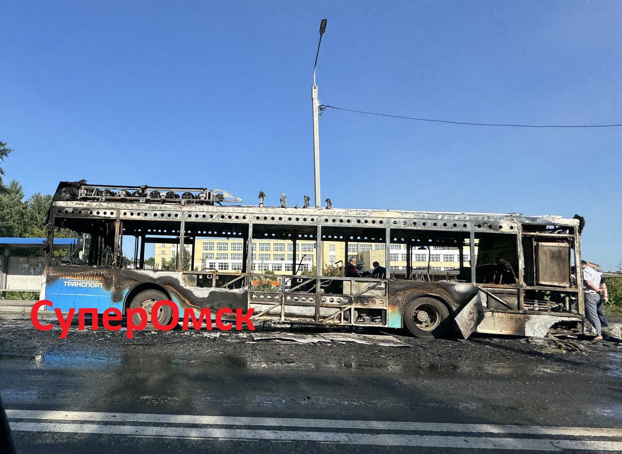 Появились кадры сгоревшего возле остановки в Омске пассажирского автобуса Появились кадры сгоревшего возле остановки в Омске пассажирского автобуса