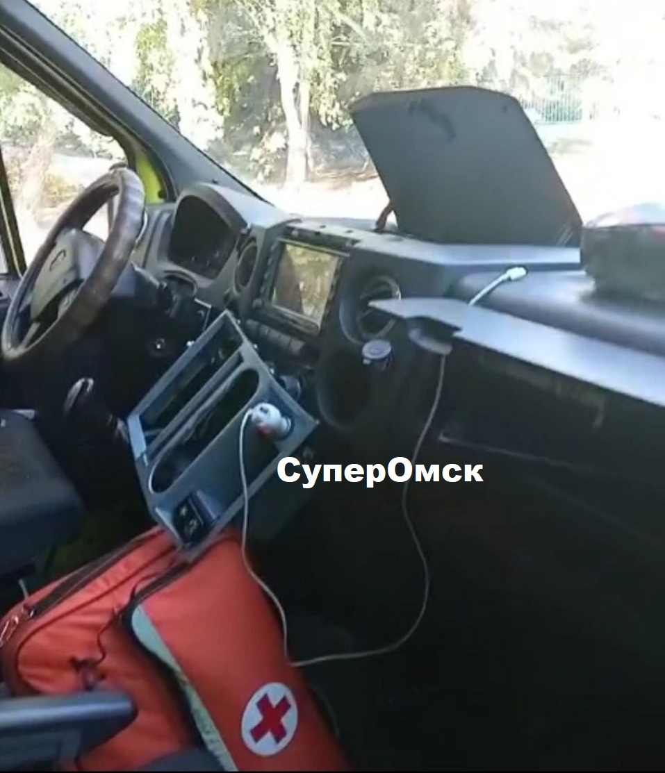 В Омске пациент напал на медиков и разнес машину скорой помощи В Омске пациент напал на медиков и разнес машину скорой помощи