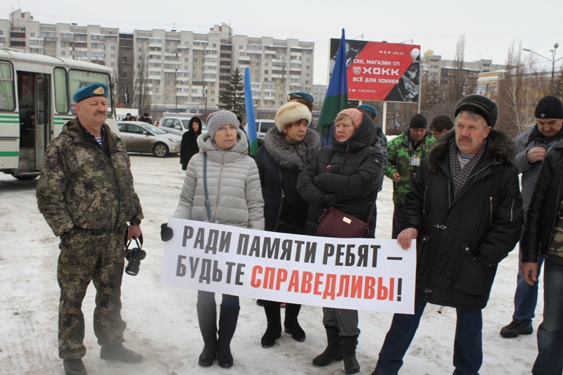 В Омске прошел митинг в защиту экс-командира 242-го Учебного центра ВДВ Олега Пономарева В Омске прошел митинг в защиту экс-командира 242-го Учебного центра ВДВ Олега Пономарева